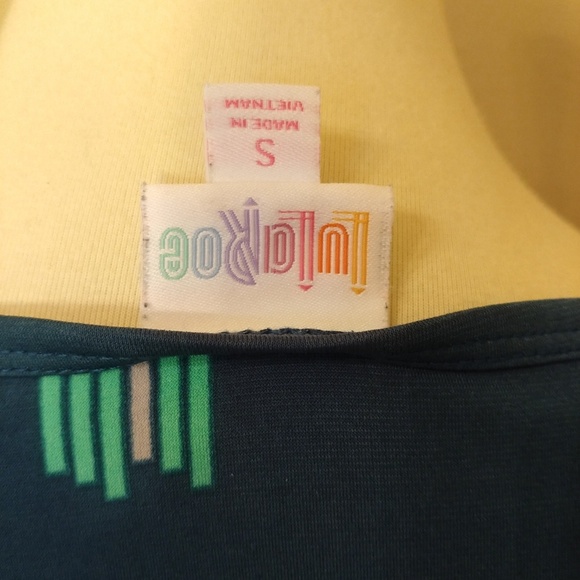 LuLaRoe stretchy shirt. Sz. Small - Picture 2 of 6